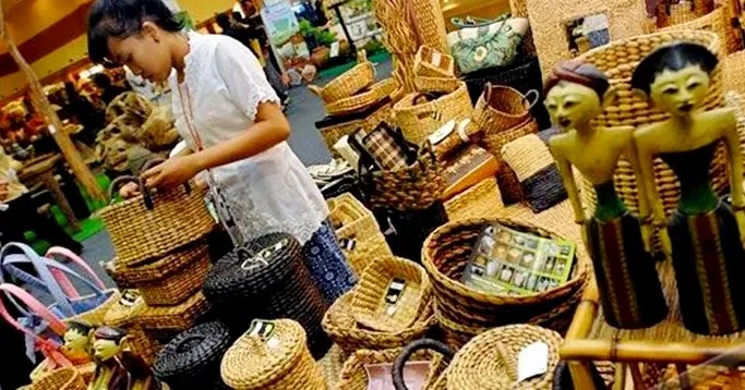 KUIS apa sajakah peran rumah tangga keluarga dalam kegiatan ekonomi ? simak 1 apa sajakah peran rumah tangga keluarga dalam kegiatan ekonomi