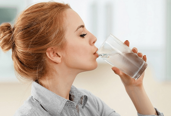 Pentingnya Banyak Minum Air Putih Sehat 1 air putih sehat