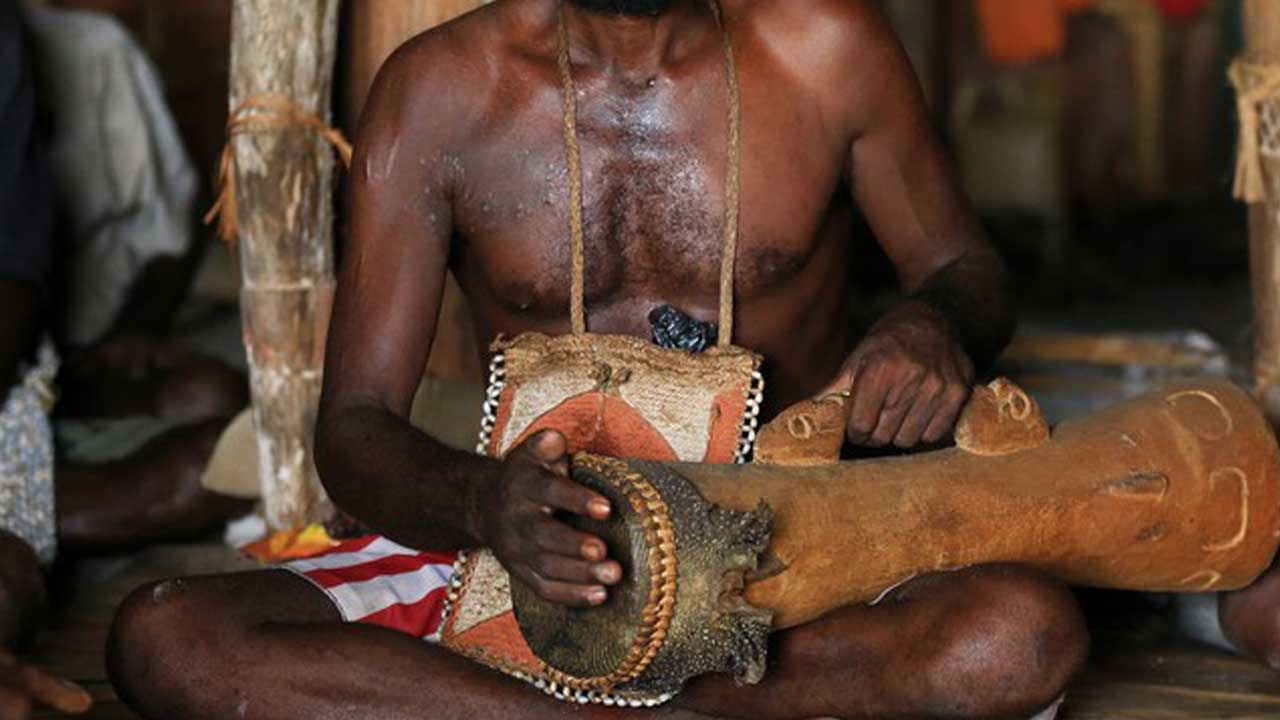 Alat Musik Tifa: Sejarah, Jenis, dan Keunikannya dalam Budaya Nusantara 1 ilustrasi cara memainkan alat musik tifa
