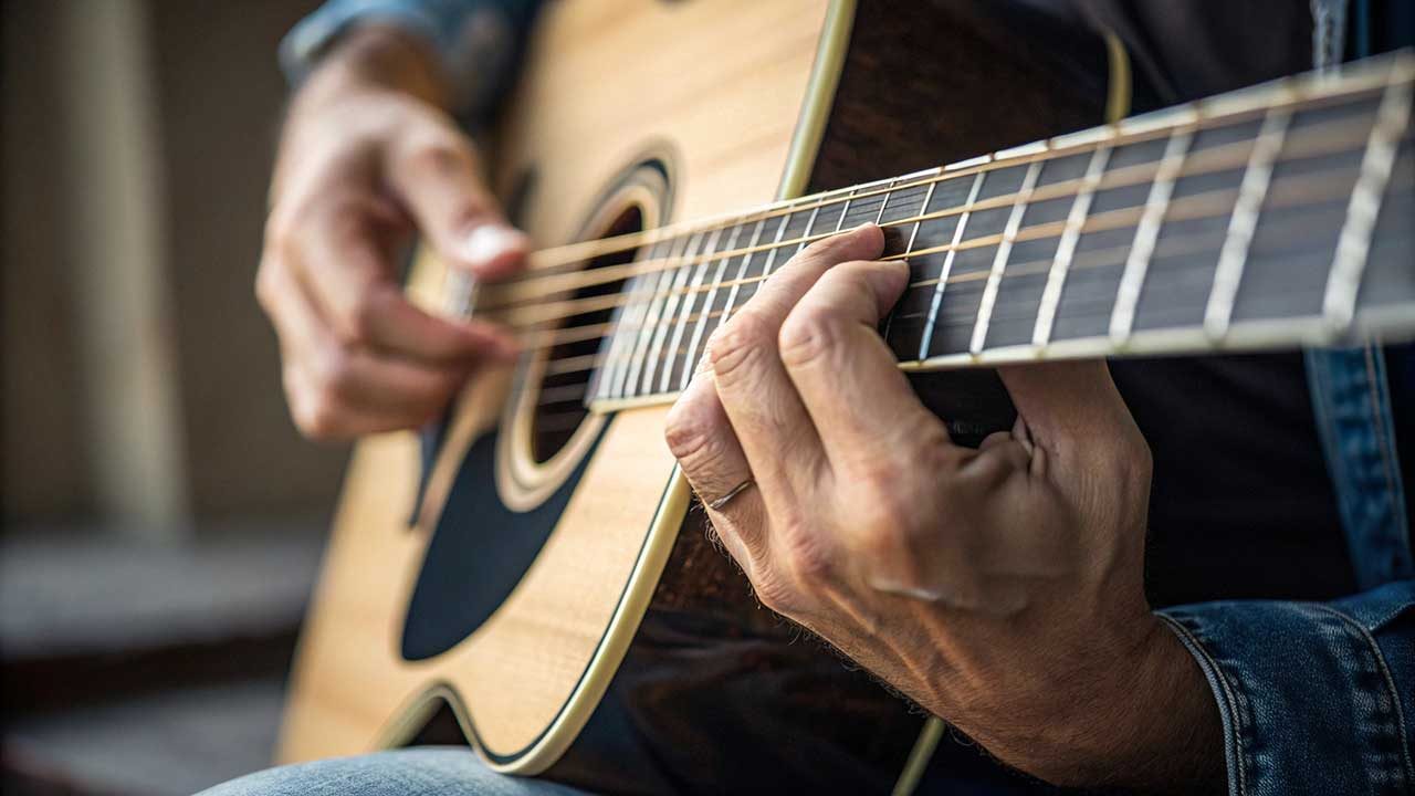 Teknik Memetik Senar Gitar Fingerpicking
