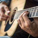 Teknik Memetik Senar Gitar Fingerpicking
