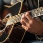 Teknik Memetik Senar Gitar Flatpicking