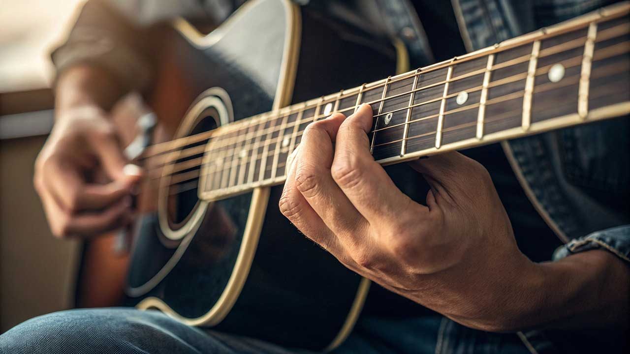 Teknik Memetik Senar Gitar Strumming