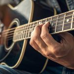 Teknik Memetik Senar Gitar Strumming