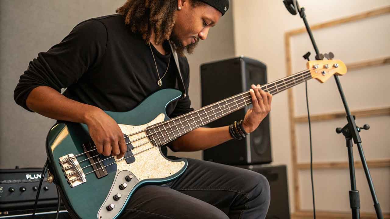 Teknik Palm Muting bermain Gitar Bass